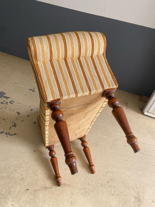 Banqueta chase de vestidor a rayas