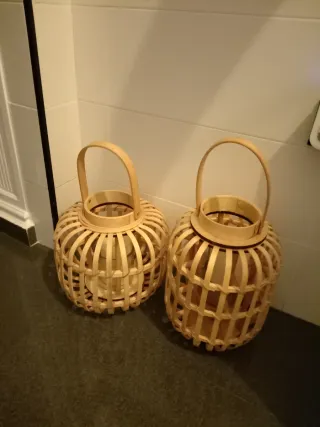 Dos faroles de bambú