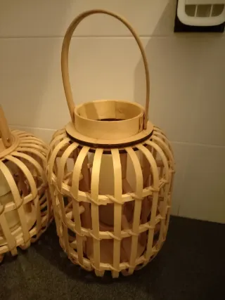 Dos faroles de bambú