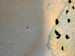 T-shirt bianca con stampa grafica.