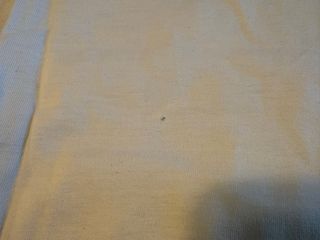 T-shirt bianca con stampa grafica.