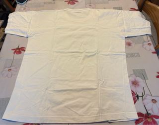 T-shirt bianca con stampa grafica.