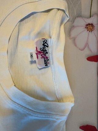 T-shirt bianca con stampa grafica.