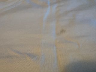 T-shirt bianca con stampa grafica.