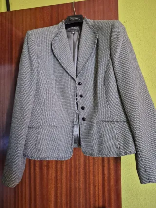 Chaqueta gris y blanca de mezclilla.