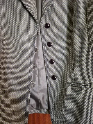 Chaqueta gris y blanca de mezclilla.