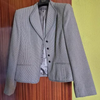 Chaqueta gris y blanca de mezclilla.