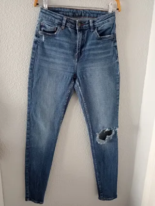 Pantalón vaquero mujer desgastado