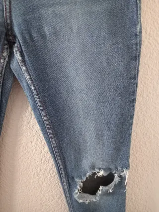 Pantalón vaquero mujer desgastado