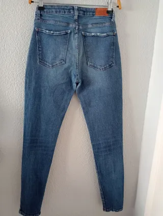 Pantalón vaquero mujer desgastado