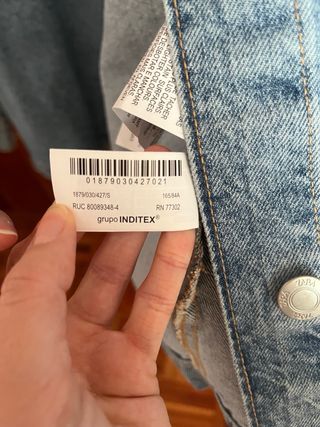 Cazadora vaquera oversize Zara.