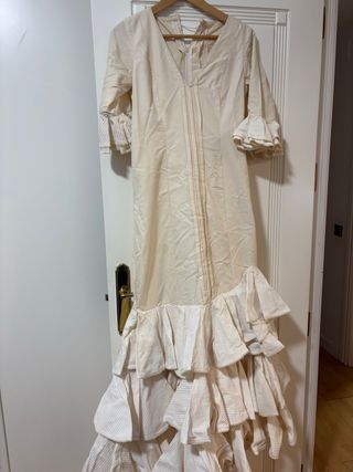 Traje de flamenca beige y blanco