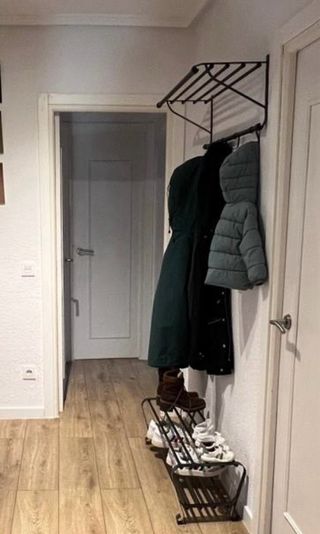 Recibidor. Perchero y zapatero entrada negro metal