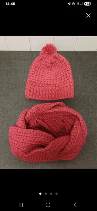 Mochila de cuero, bufanda y gorro, negro y rosa.