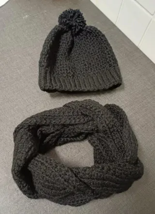 Mochila de cuero, bufanda y gorro, negro y rosa.