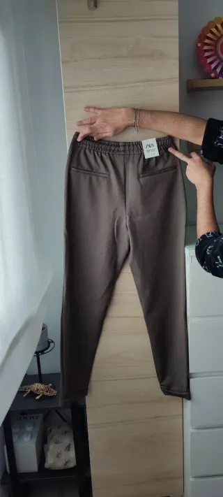 Pantalón jogger Zara marrón