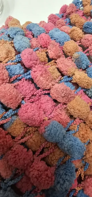 Bufanda de lana con pompones