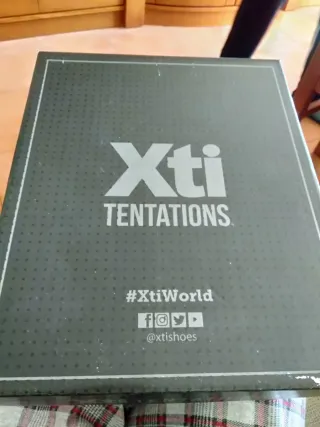 Sandalias tacón XTI doradas talla 36