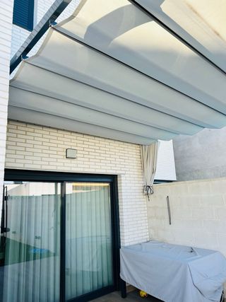 Pergola con tende da sole per patio