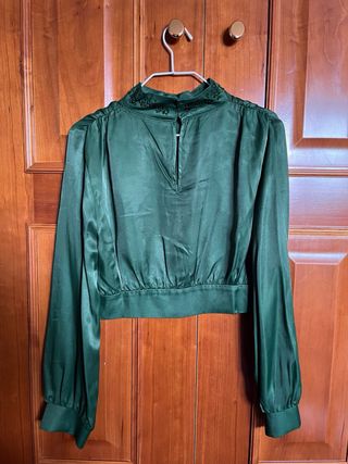 Blusa Zara verde con pedrería