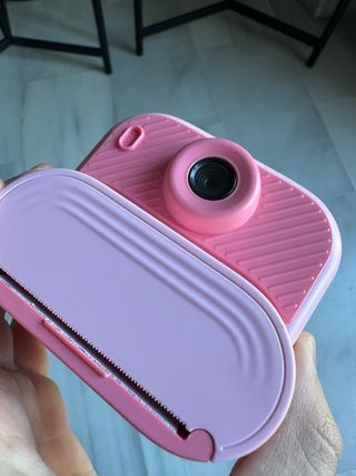 Cámara de fotos rosa con accesorios