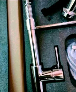 Grifo monomando de cocina en color plata brillo.