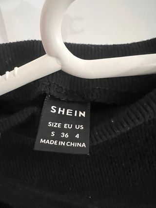 Vestido negro sin mangas con drapeado