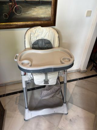 Trona bebé con bandeja extraíble y varias alturas