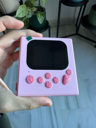 Cámara de fotos rosa con accesorios