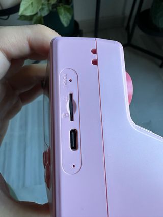 Cámara de fotos rosa con accesorios