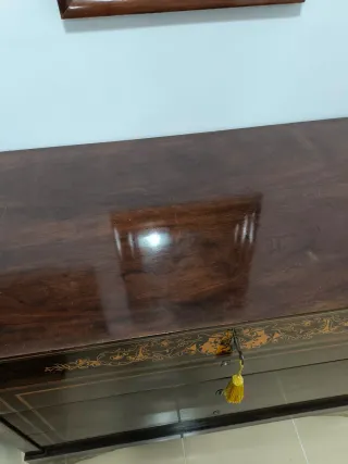 Cómoda antigua de madera restaurada