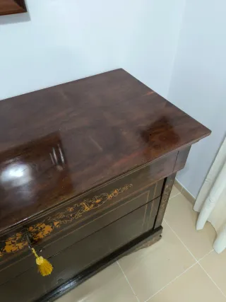 Cómoda antigua de madera restaurada