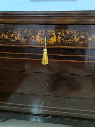 Cómoda antigua de madera restaurada