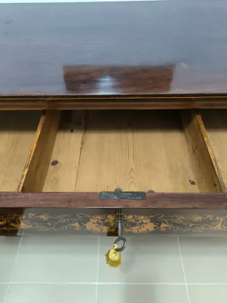 Cómoda antigua de madera restaurada