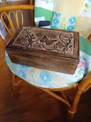 Caja de madera tallada antigua