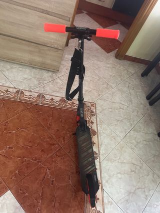 Patinete infantil con ruedas rojas