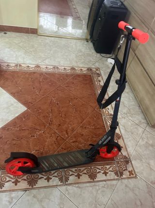 Patinete infantil con ruedas rojas