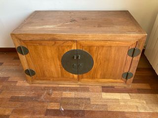 Armario de madera con herrajes metálicos