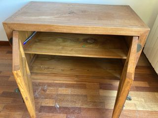 Armario de madera con herrajes metálicos