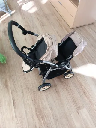 Cochecito gemelar de juguete