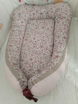 Nido reductor bebé nubes y flores