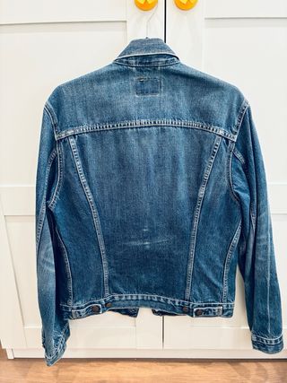 Chaqueta Levi's Trucker + Pantalon vaquero Zara