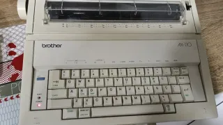 Máquina de escribir eléctrica Brother AX-110.