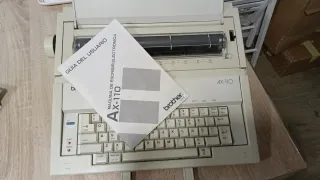 Máquina de escribir eléctrica Brother AX-110.
