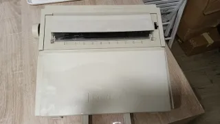 Máquina de escribir eléctrica Brother AX-110.