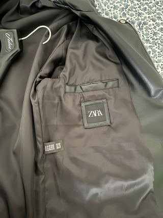 Cazadora efecto piel Zara negra