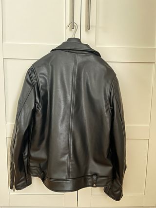 Cazadora efecto piel Zara negra