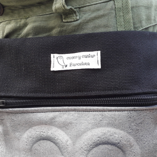 Riñonera Flor de Barcelona Panot Negra