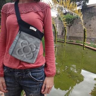 Riñonera Flor de Barcelona Panot Negra