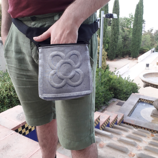 Riñonera Flor de Barcelona Panot Negra